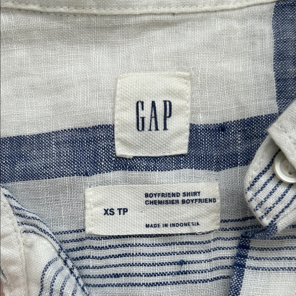 GAP 100% Linen Button-Down Boyfriend Shirt - Picture 3 of 6